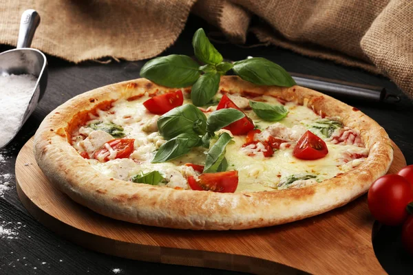 Vegetariano italiano Pizza com tomate, queijo mussarela e b — Fotografia de Stock