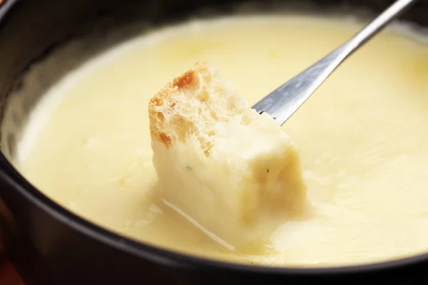 Gastronomisch Zwitserse fondue diner op een winteravond met diverse ch — Stockfoto