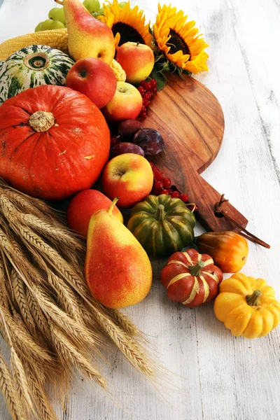 Herfst natuur concept. Herfst groenten en fruit op hout. Bedankt — Stockfoto