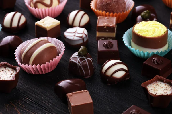 Een heleboel verschillende chocolade pralines, Belgische zoetwaren gourm — Stockfoto