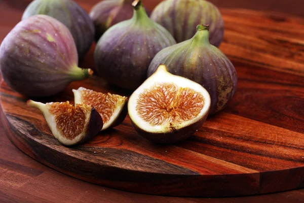 Fresh figs. Food Photo. whole and sliced figs on rustic backgrou — Stock Photo, Image