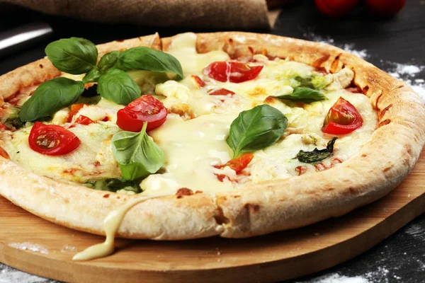 Vegetarische italienische Pizza mit Tomaten, Mozzarella und Käse — Stockfoto