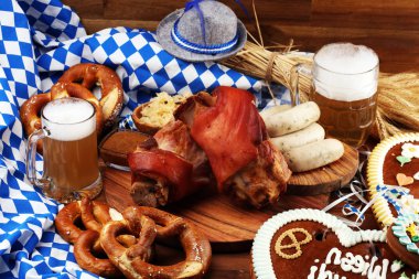 Geleneksel Alman yemekleri, jambon Schweinshaxe kavrulmuş. Bira,