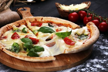 domates, mozzarella peyniri ve b ile vejetaryen İtalyan Pizza