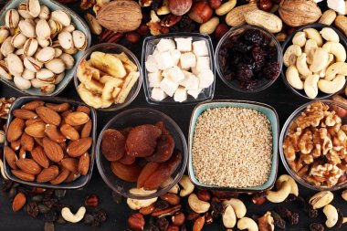 Kurutulmuş meyve ve çeşitli sağlıklı fındık ile kompozisyon rusti