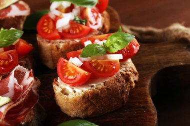Lezzetli tuzlu domates İtalyan meze, ya da dilimler üzerinde bruschetta 