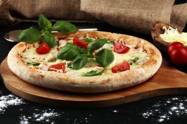 domates, mozzarella peyniri ve b ile vejetaryen İtalyan Pizza