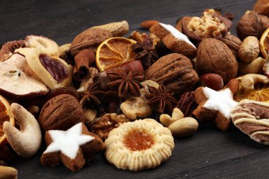 Dekorasyon Noel kurabiyeleri ile. Tipik tarçınlı yıldız f ile