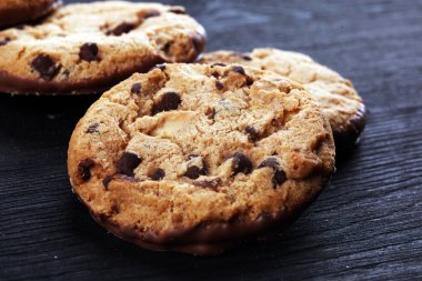 Tahta masanın üzerine çikolatalı kurabiyeler. Çikolatalı kurabiye o vurdu