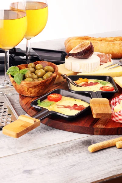 Delicioso queso tradicional suizo derretido raclette en cubitos hervir — Foto de Stock