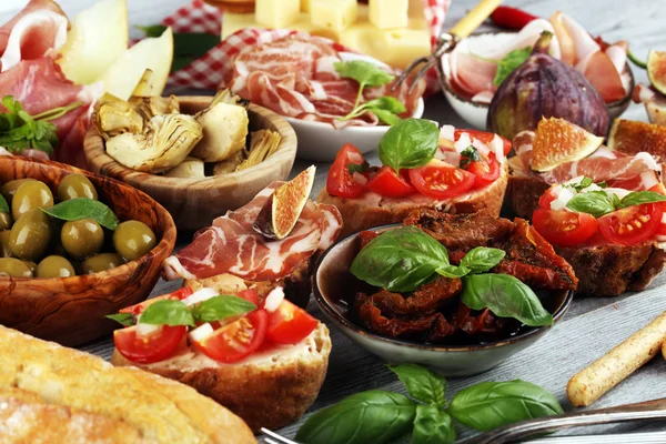 Italiaanse antipasti, wijn hapjes set. Verscheidenheid van kaas, mediterrane — Stockfoto