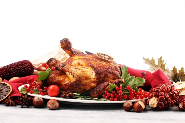 Baked turkey or chicken. The Christmas table is served with a tu — Stock Photo, Image