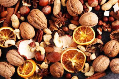 Kurutulmuş meyve ve çeşitli sağlıklı fındık ile kompozisyon rusti