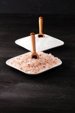 Deniz tuzu ve himalaya kasede. Koyu backgro üzerinde tuz kristalleri