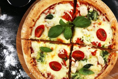 domates, mozzarella peyniri ve b ile vejetaryen İtalyan Pizza