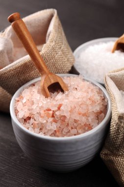 Deniz tuzu ve himalaya kasede. Koyu backgro üzerinde tuz kristalleri
