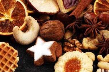 Dekorasyon Noel kurabiyeleri ile. Tipik tarçınlı yıldız f ile