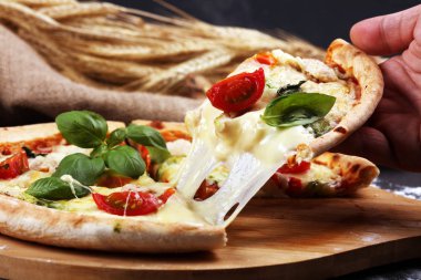 domates, mozzarella peyniri ve b ile vejetaryen İtalyan Pizza