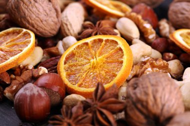 Kurutulmuş meyve ve çeşitli sağlıklı fındık ile kompozisyon rusti