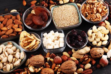 Kurutulmuş meyve ve çeşitli sağlıklı fındık ile kompozisyon rusti