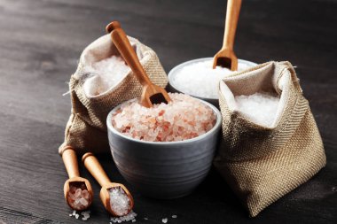 Deniz tuzu ve himalaya çuvaliçinde. Koyu sırt üzerinde tuz kristalleri