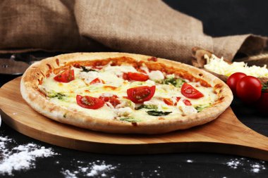domates, mozzarella peyniri ve b ile vejetaryen İtalyan Pizza