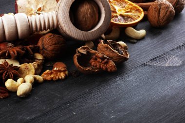 Eski siyah ahşap masada lezzetli fındık ve fındıkkıran