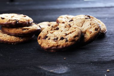 Tahta masanın üzerine çikolatalı kurabiyeler. Çikolatalı kurabiye o vurdu