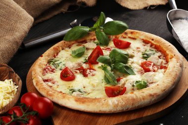 domates, mozzarella peyniri ve b ile vejetaryen İtalyan Pizza