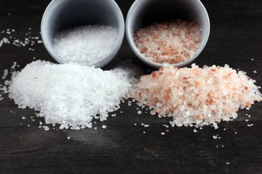 Deniz tuzu ve himalaya kasede. Koyu backgro üzerinde tuz kristalleri