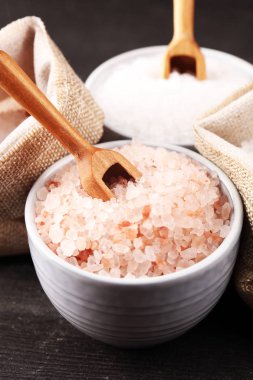 Deniz tuzu ve himalaya kasede. Koyu backgro üzerinde tuz kristalleri
