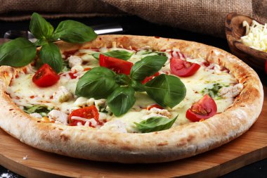 domates, mozzarella peyniri ve b ile vejetaryen İtalyan Pizza