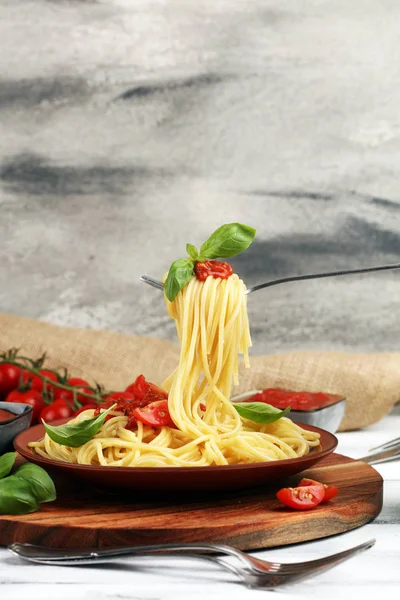 Placa de deliciosos espaguetis Boloñesa o Boloñesa con salado — Foto de Stock