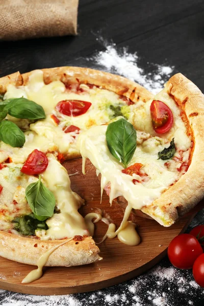 domates, mozzarella peyniri ve b ile vejetaryen İtalyan Pizza