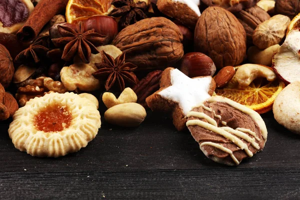 Dekorasyon Noel kurabiyeleri ile. Tipik tarçınlı yıldız f ile