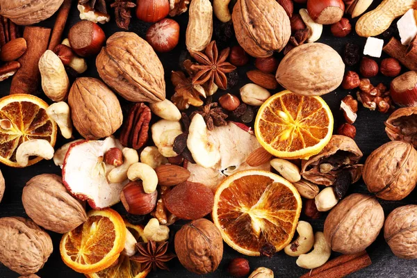 Kurutulmuş meyve ve çeşitli sağlıklı fındık ile kompozisyon rusti