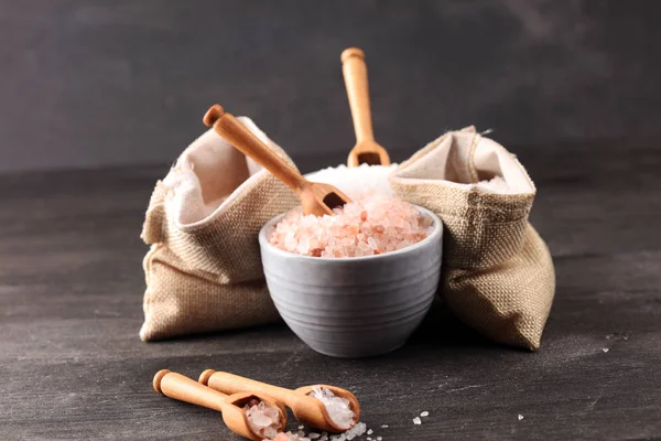 Deniz tuzu ve himalaya kasede. Koyu backgro üzerinde tuz kristalleri