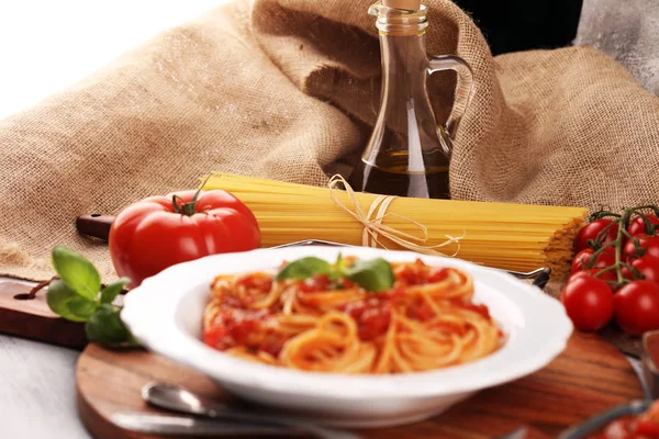 Talerz pysznego spaghetti Bolognaise lub Bolognese z pikantnym — Zdjęcie stockowe