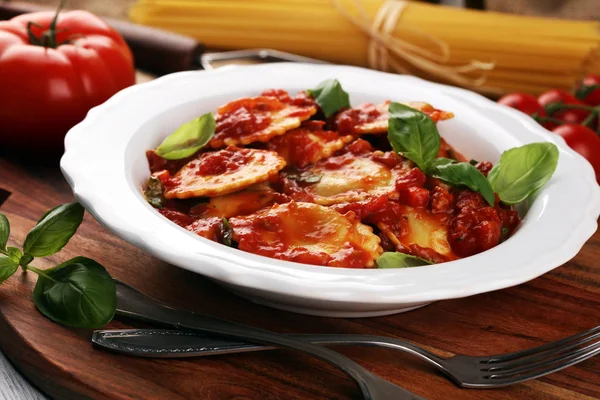 Равиоли с томатным соусом, украшенным сыром пармезан и бас — стоковое фото