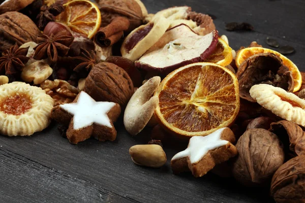 Dekorasyon Noel kurabiyeleri ile. Tipik tarçınlı yıldız f ile