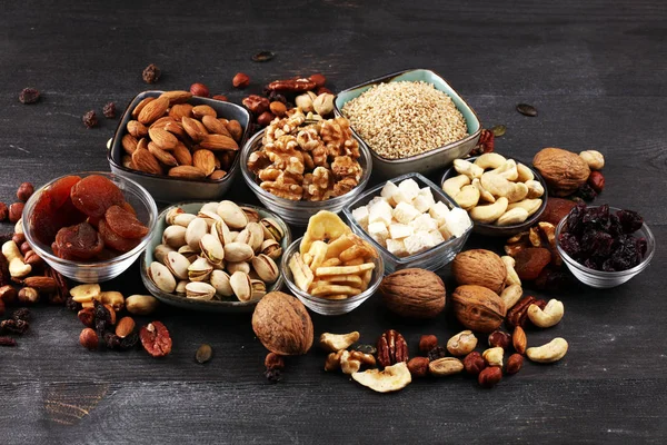 Kurutulmuş meyve ve çeşitli sağlıklı fındık ile kompozisyon rusti