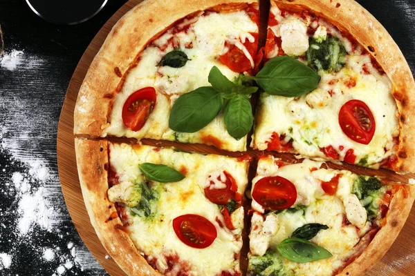 Vegetarische italienische Pizza mit Tomaten, Mozzarella und Käse — Stockfoto