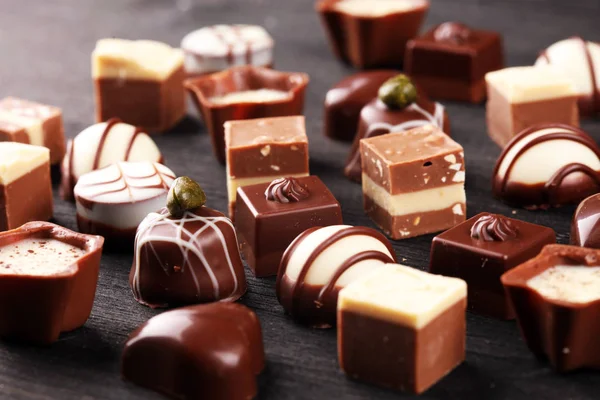 Множество разнообразных шоколадных пралине, бельгийская кондитерская — стоковое фото