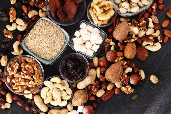 Kurutulmuş meyve ve çeşitli sağlıklı fındık ile kompozisyon rusti