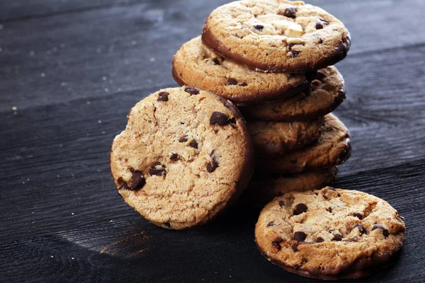 Tahta masanın üzerine çikolatalı kurabiyeler. Çikolatalı kurabiye o vurdu