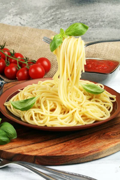 Piatto di deliziosi spaghetti alla bolognese o alla bolognese con salato — Foto Stock