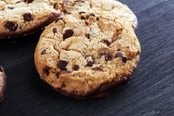 Schokoladenkekse auf dem Holztisch. Chocolate Chip Cookies erschossen o — Stockfoto