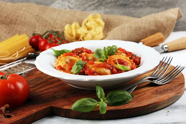Ravioli con salsa di pomodoro guarniti con parmigiano e bas — Foto Stock