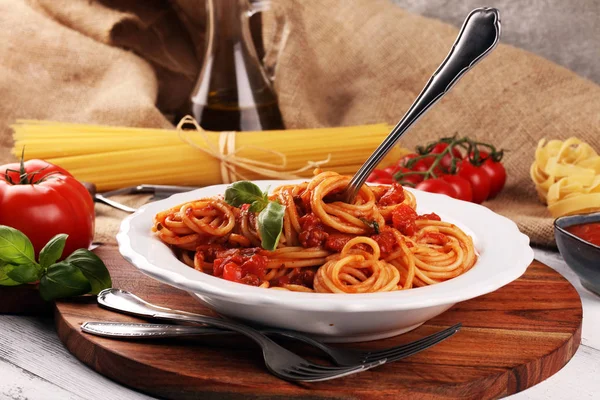 Talerz pysznego spaghetti Bolognaise lub Bolognese z pikantnym — Zdjęcie stockowe