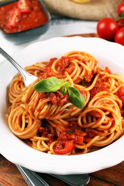 Teller mit leckeren Spaghetti Bolognaise oder Bolognese mit Bohnenkraut — Stockfoto